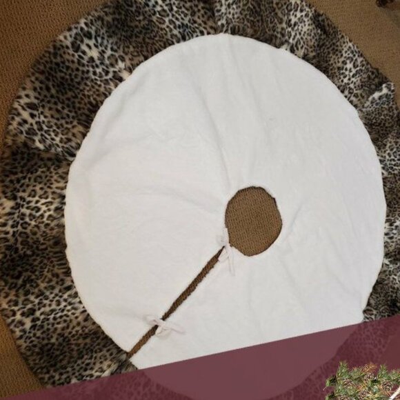 Berkshirere Home 56” Tree Skirt White and Animal
print fuzzy - Picture 9 of 9